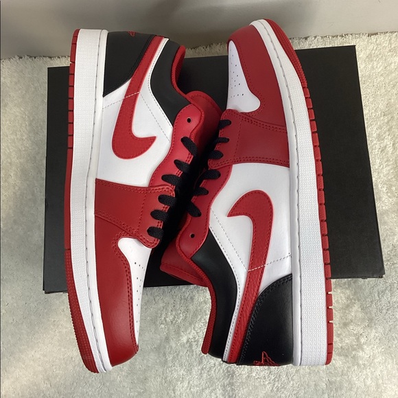 Air Jordan 1 Low - Picture 7 of 13